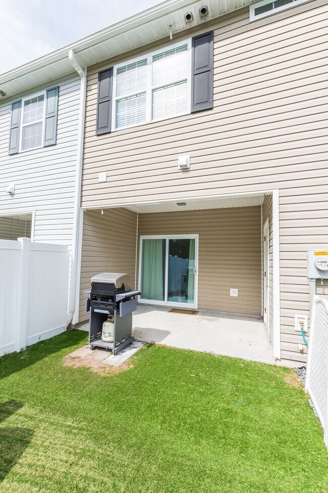 Building Photo - Ready to live close to the beach?