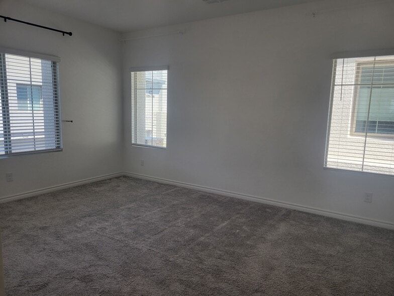 Building Photo - 600 N Carriage Hill Dr