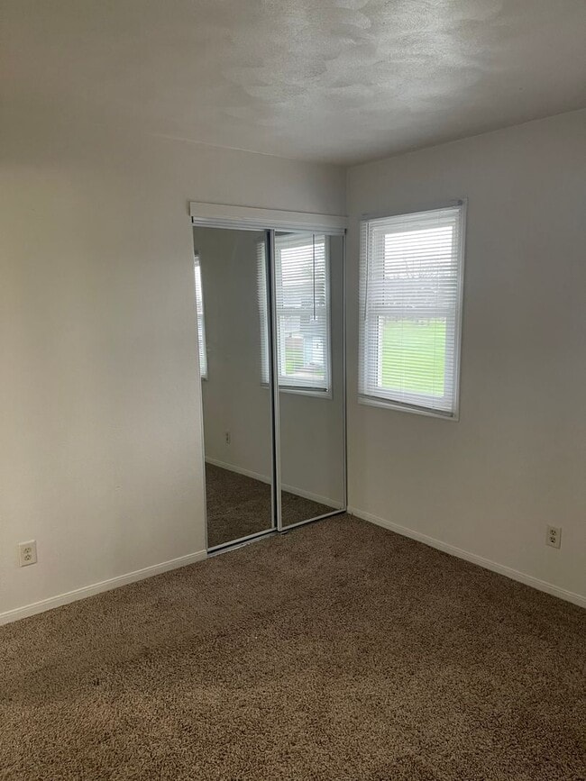 Building Photo - 2 BR townhouse with basement and off street parking