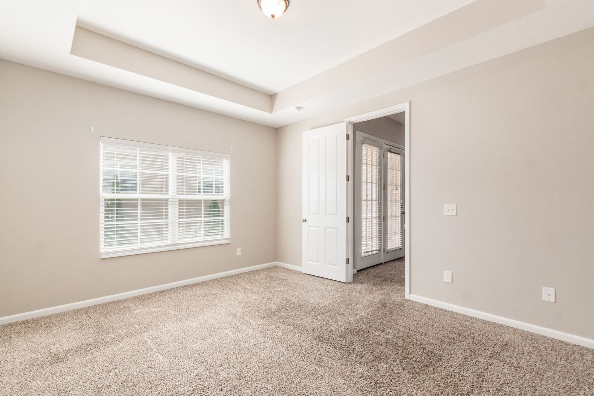 Building Photo - 560 Redwood Ln