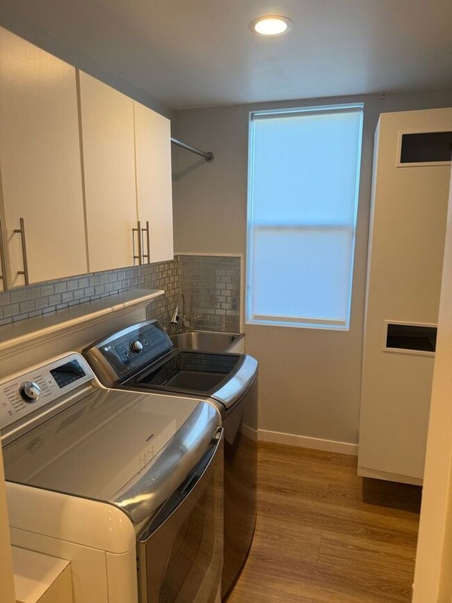 Building Photo - Stunning 4-bedroom, 3-bathroom home