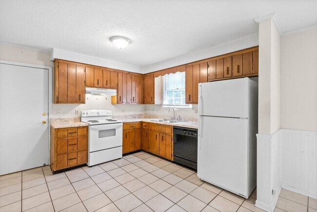 Building Photo - 3 Bedroom Home For Rent Near Downtown Clar...