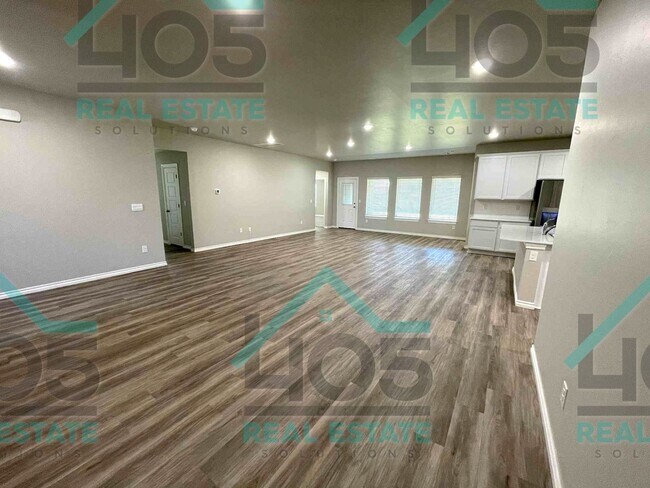 Building Photo - 5 Bedroom Dream Home