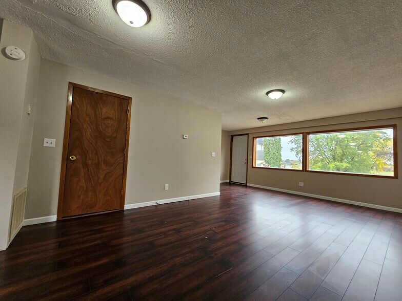 Primary Photo - 107 W Park St