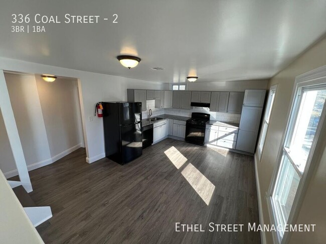 Building Photo - Spacious Newly Renovated 3 Bedroom Apartment