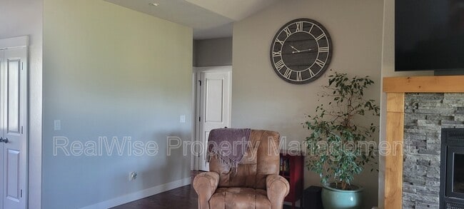 Building Photo - 235 Needlewood Dr