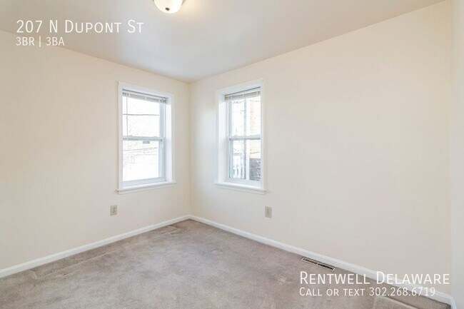 Building Photo - GORGEOUS TOWNHOME