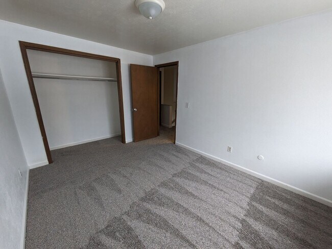 Building Photo - HUGE 4B/3b house on .4 acre lot.  3300sqft with oversize 2 car garage.