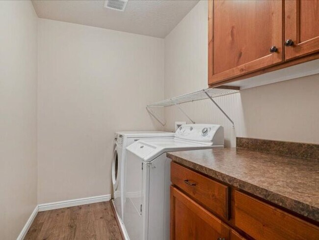 Building Photo - West Jordan 3 bed 2 bath Family home
