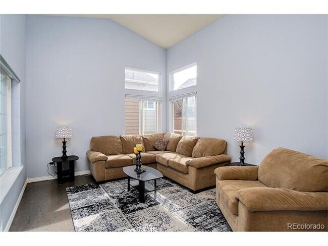 Building Photo - Beautiful single family home with 4 bed an...
