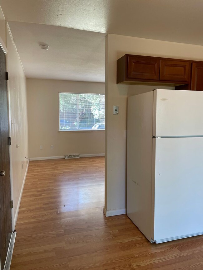 Building Photo - STUDENTS WELCOME! 3 Bed 1.5 Bath Home in g...