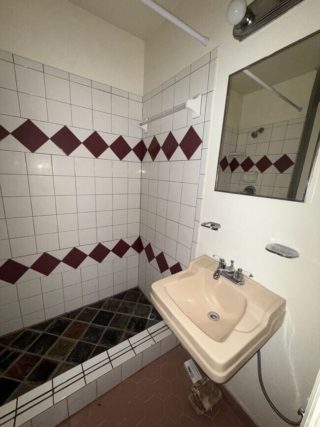 Building Photo - 4 bed/ 2.5 bath home, Walk to the stadium!...