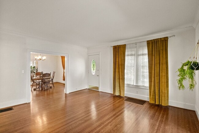 Building Photo - 4 Bed 2.5 Bath Home with a large backyard ...