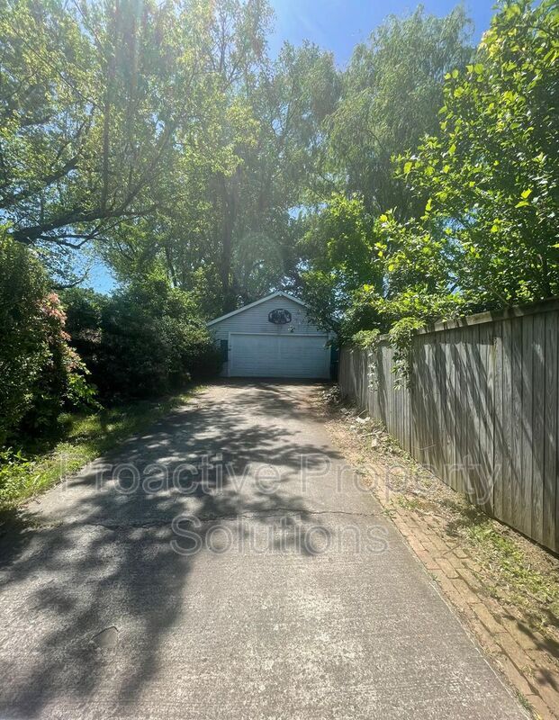 Building Photo - 528 Lindbergh Avenue