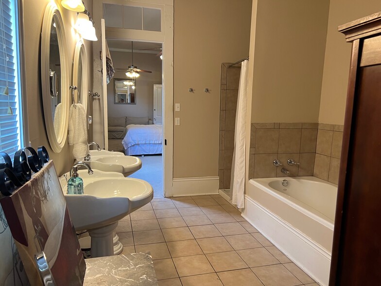 Building Photo - 2904 Annunciation St