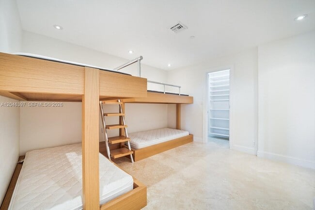 Building Photo - 151 Crandon Blvd
