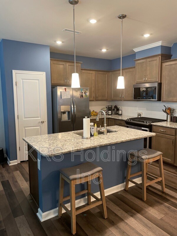 Building Photo - 245 White Oak Ridge Dr