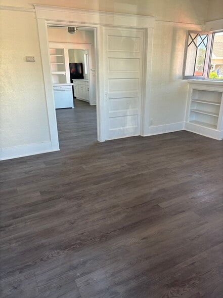 Building Photo - 402 E 43rd Pl