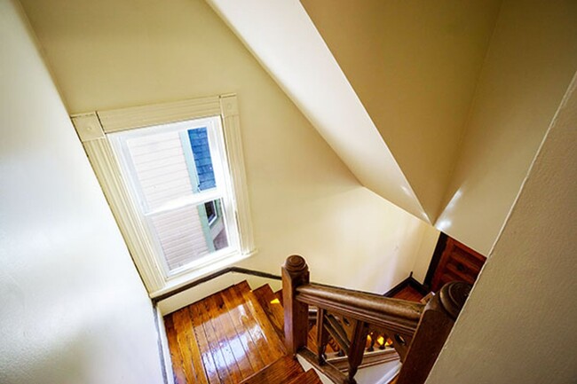 Building Photo - AVAILABLE 6/1/25 - Two Story House With Ha...