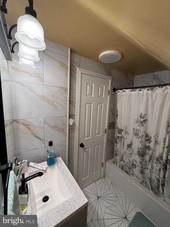 Building Photo - 27 Middleton Ln