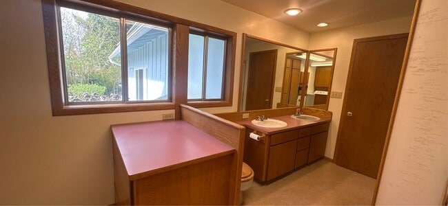 Building Photo - 795 E College St