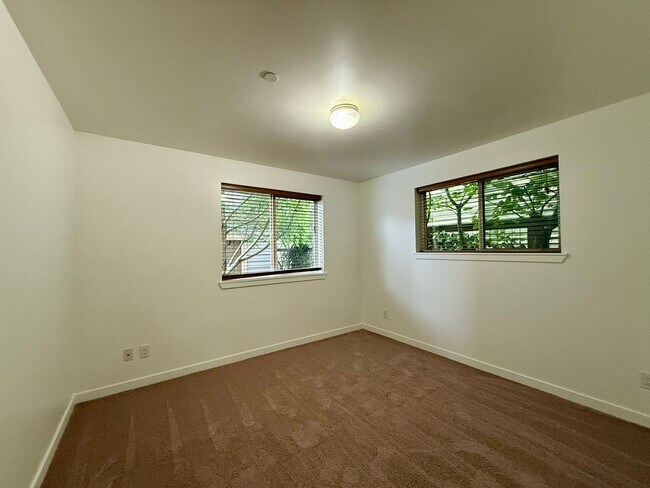 Building Photo - 3304 Claremont Ave S