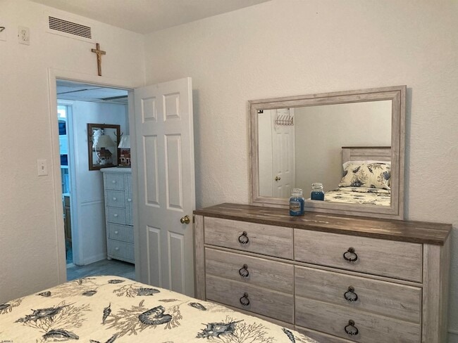 Building Photo - 101 E Cresse Ave