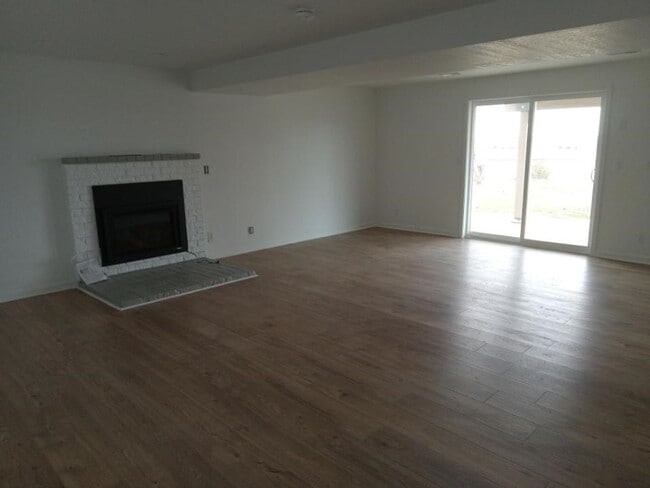 Building Photo - Amazing Private home with views 4-bedroom 2 bath, 2 car garage