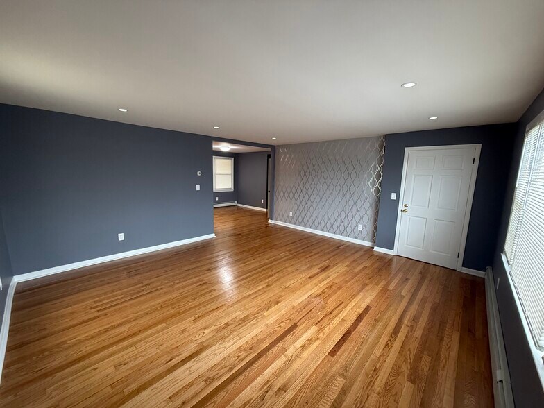 Building Photo - 25 Melrose Pl