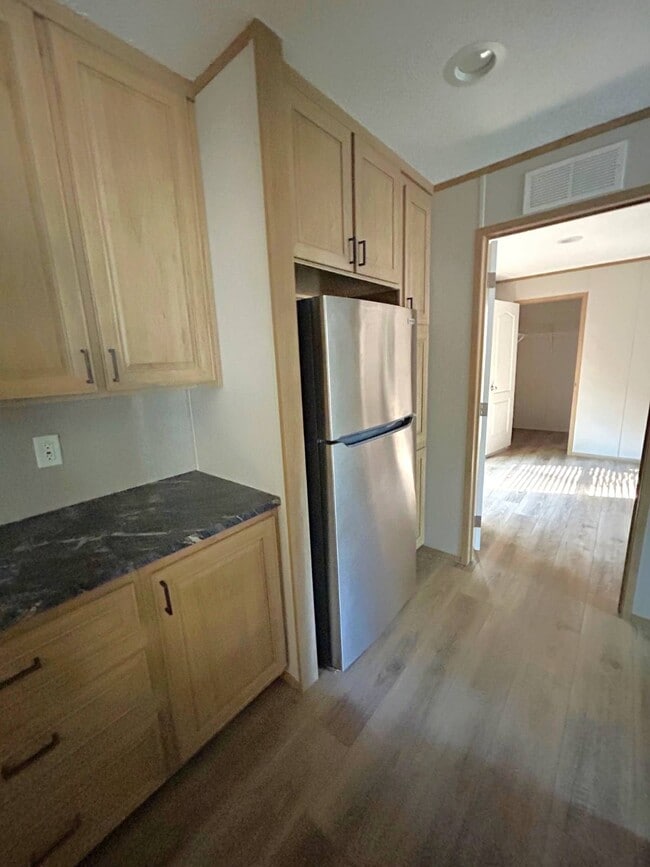 Building Photo - 6621 W Ridge Rd