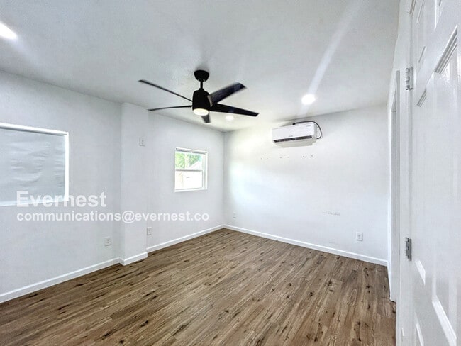 Building Photo - 1404 Rivas St