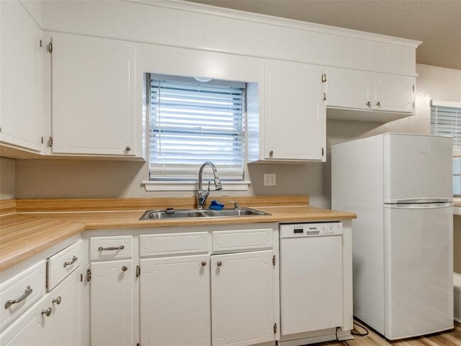 Building Photo - 1617 Avondale Dr