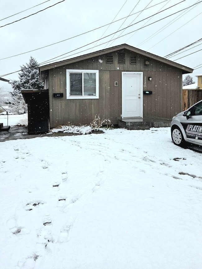 Building Photo - 1121 Monitor Ave