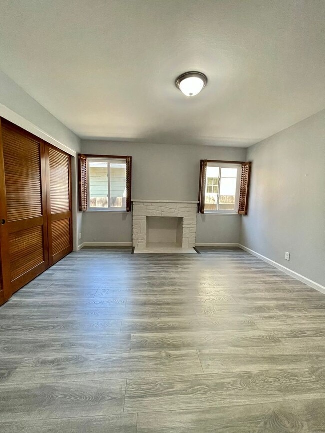 Building Photo - 4 Bedroom, 2 Bath - Santa Clara