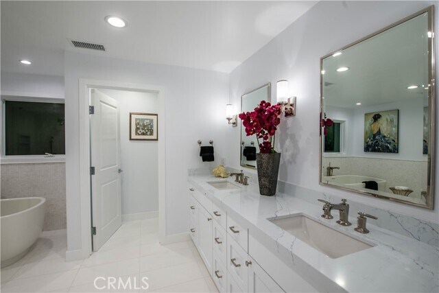 Building Photo - 16449 Tudor Dr