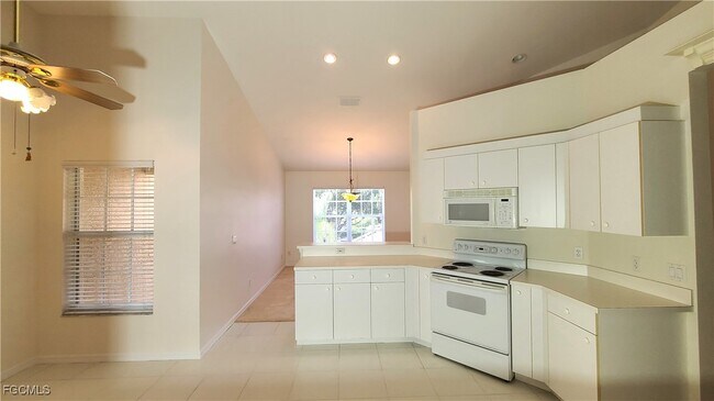 Building Photo - 14571 Daffodil Dr