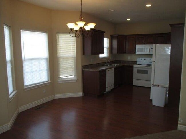 Building Photo - 3 Bedroom Ozark Home in Wonderful Neighbor...