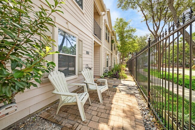 Building Photo - 1138 W 25th St