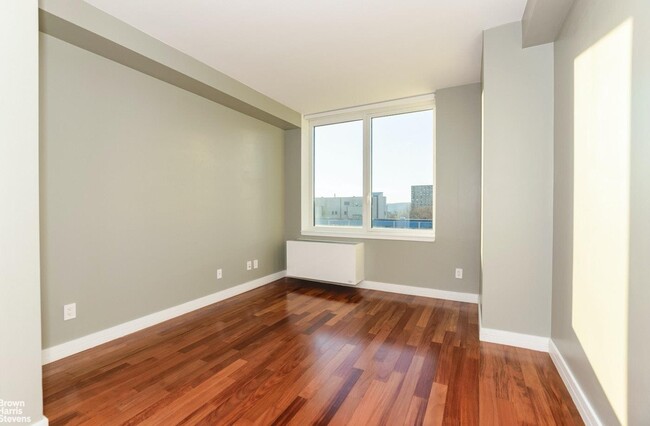 Building Photo - 640 W 237th St