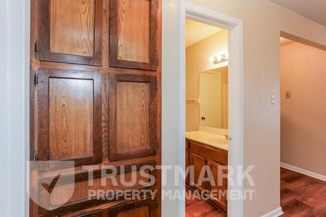 Building Photo - 2701 Bermuda Dr