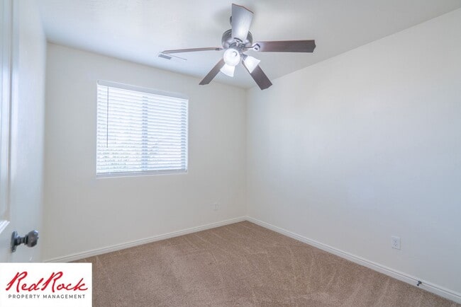 Building Photo - End Unit, DOG-FRIENDLY 3 Bedroom Townhome ...