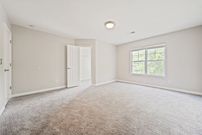 Building Photo - Beautiful 4 bedroom 2.5 bath with Fenced Y...