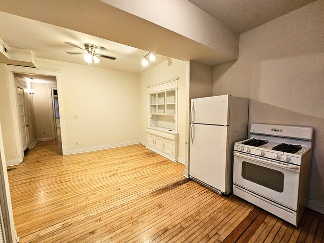 Building Photo - 3800 N Wilton Ave