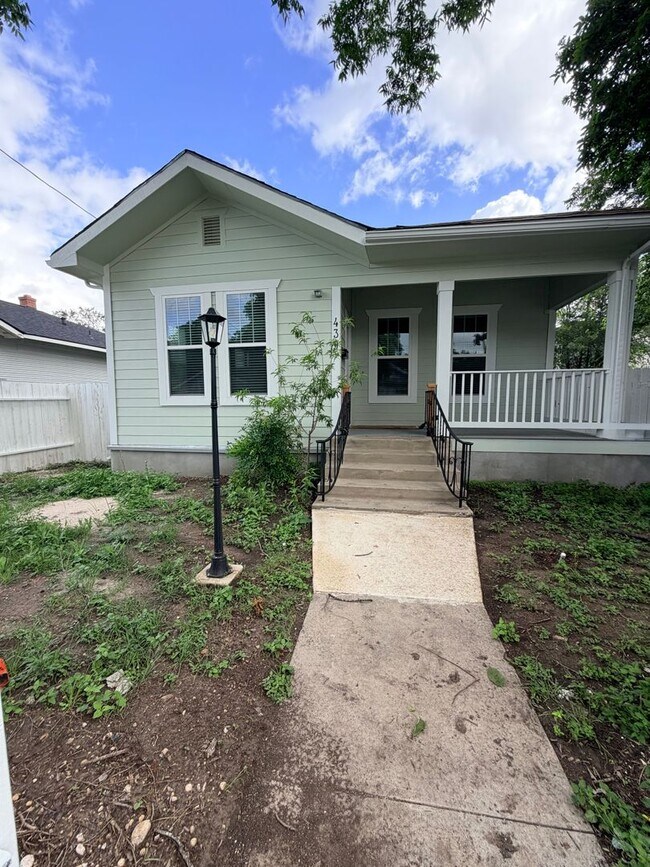 Building Photo - Beautiful Renovated Home Available for Lease!