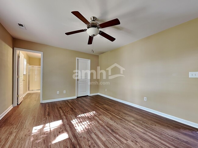 Building Photo - 9002 Glenashley Dr