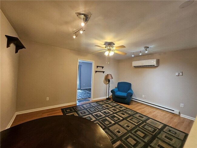 Building Photo - 102 Meadow Dr