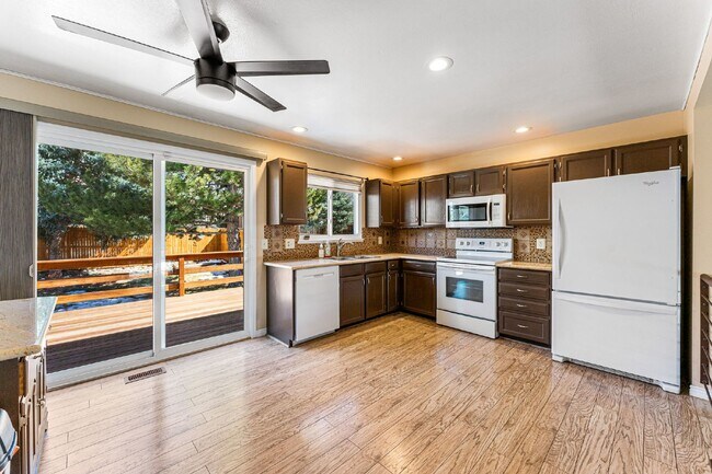 Building Photo - Beautiful 3 Bed, 2 Bath Home in Aurora with Backyard and Deck!