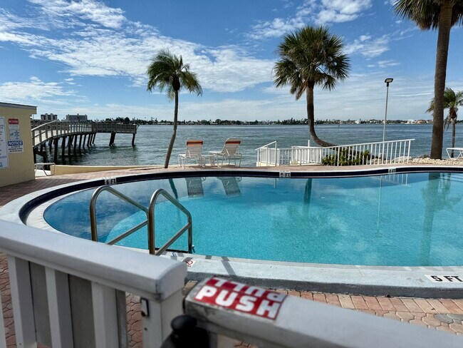 Building Photo - 4775 Cove Cir