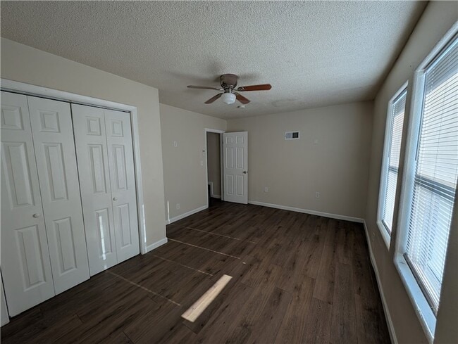 Building Photo - 637 Jester St