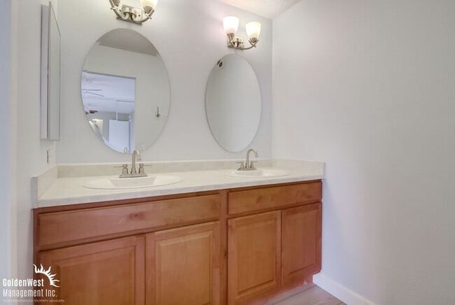 Building Photo - Beautifully Updated 2Bdm 2Ba Condo Located...